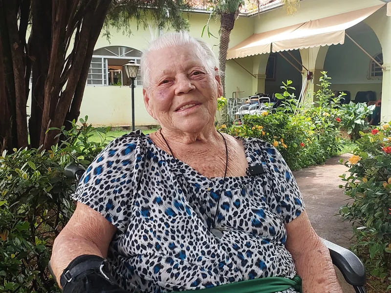 Momento relaxante no jardim do Lar Lili Ribeiro