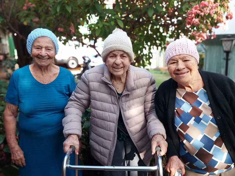 Convivência entre amigas no jardim com andador