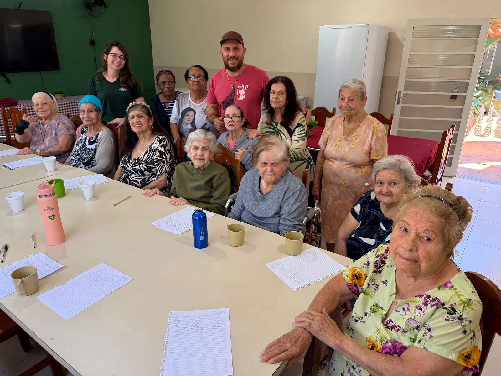 Roda do clube de leitura reunindo as senhorinhas