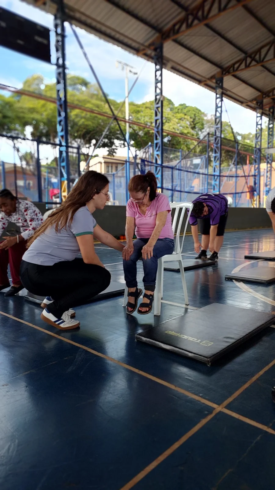 Exercício de alongamento supervisionado pela fisioterapeuta