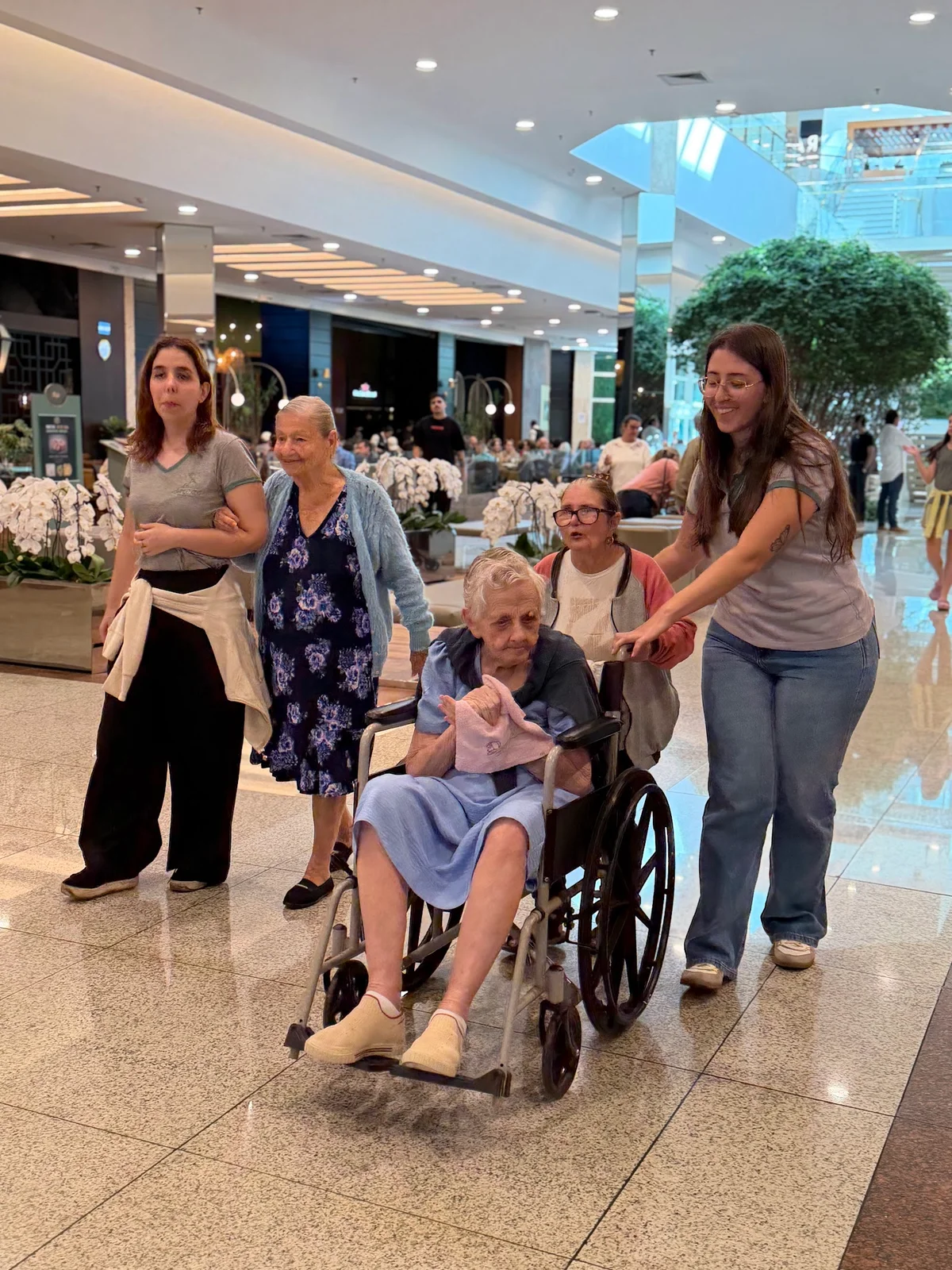 Passeio animado pelo shopping center em grupo