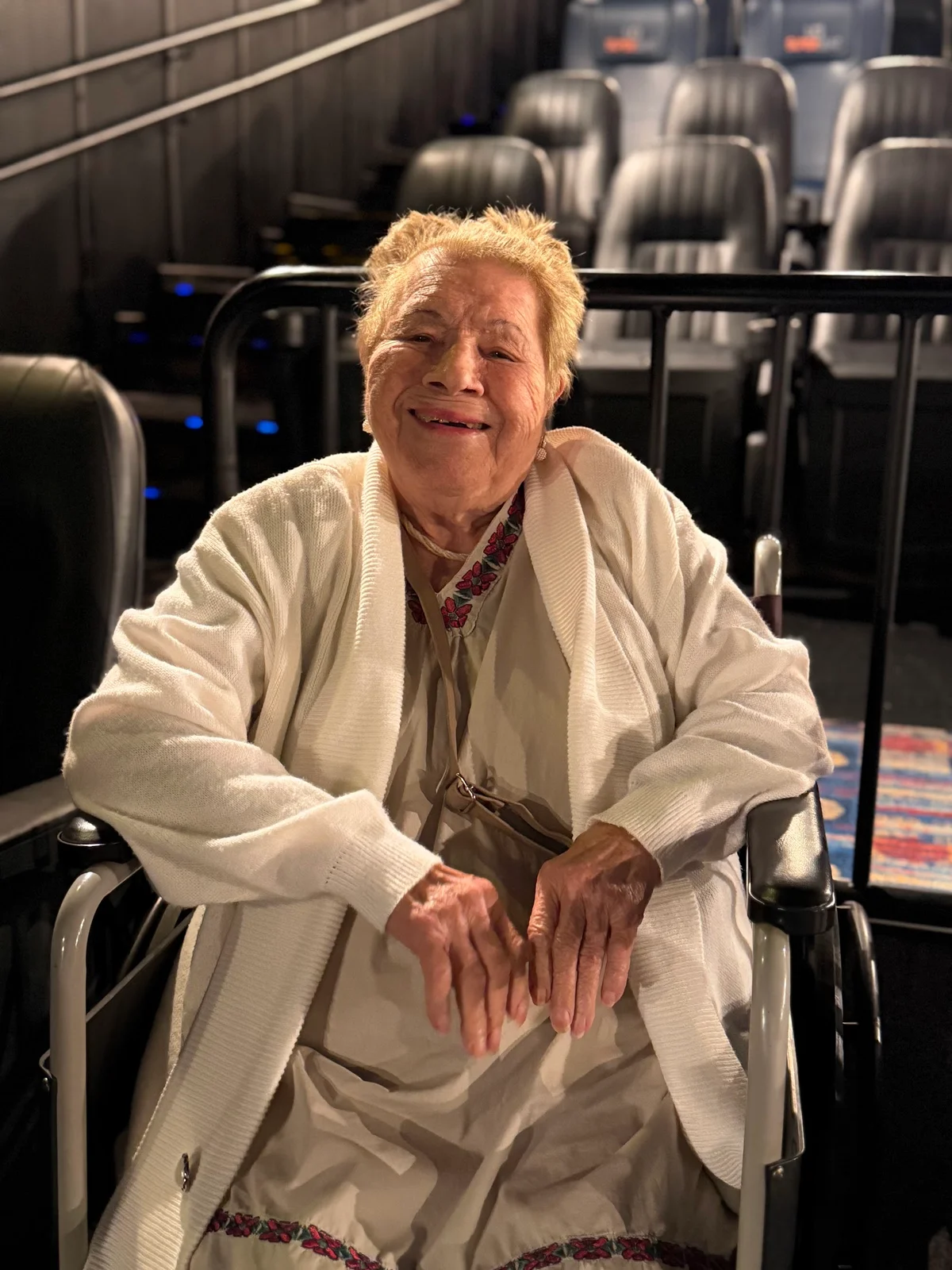 Passeio ao cinema com sorriso radiante