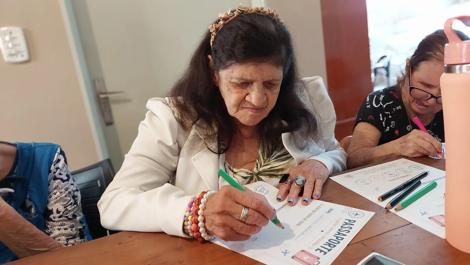 Concentração e criatividade em atividade de pintura e escrita