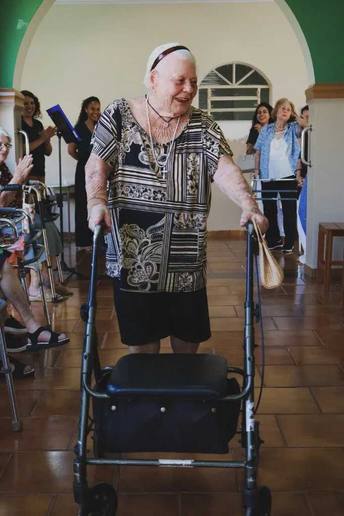Dona Enedina caminhando com autonomia e alegria