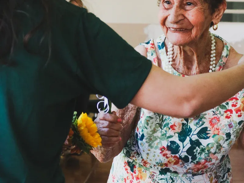 Moradora do Lar dos Velhos Lili Ribeiro em momento afetuoso e acolhedor de convivência